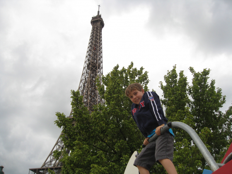2011-FR-Eiffel-play.JPG