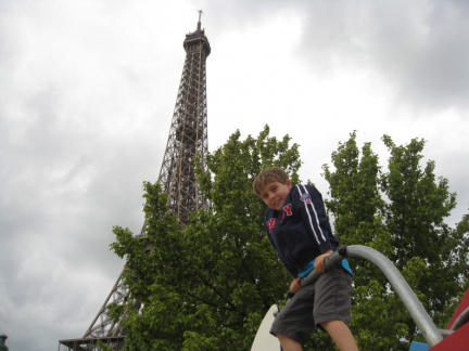 2011-FR-Eiffel-play