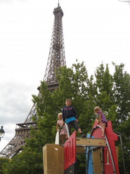 2011-FR-Eiffel-play1.JPG
