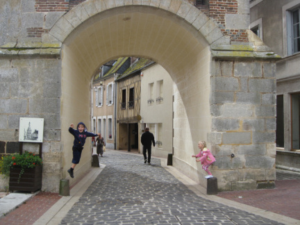 2011-FR-St-Fargeau-gate4