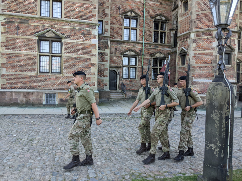 Rosenborg_guards_marching.jpg