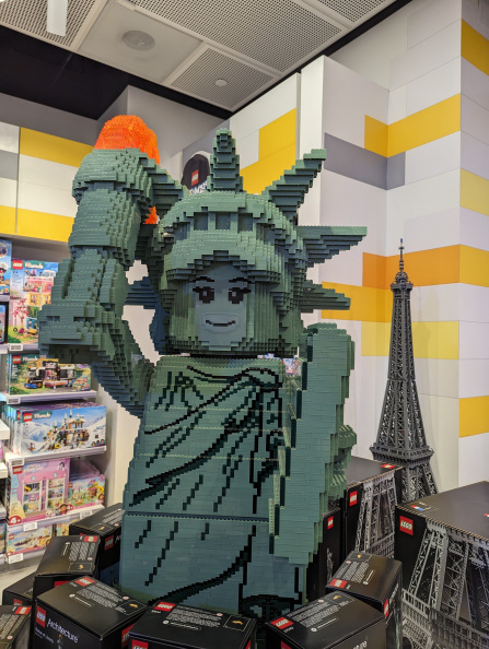 Lego_statue.jpg
