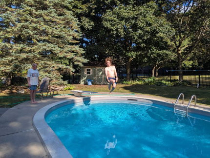 Pool dive Carl1